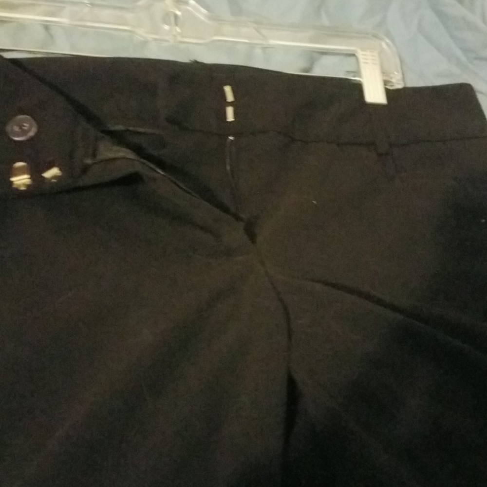 B wear black pants